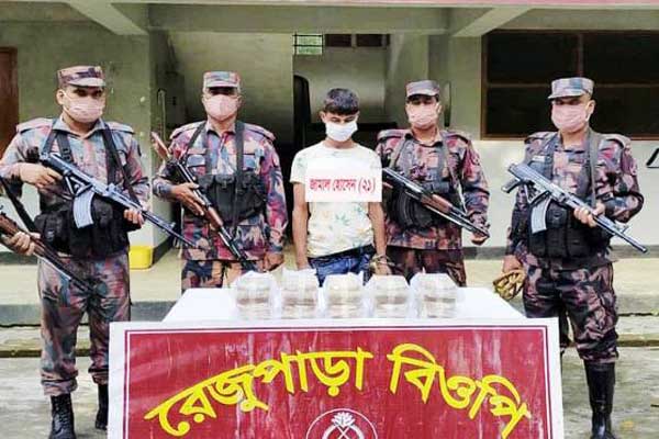 ঘুমধুম সীমান্তে ইয়াবা পাচারকালে যুবক আটক