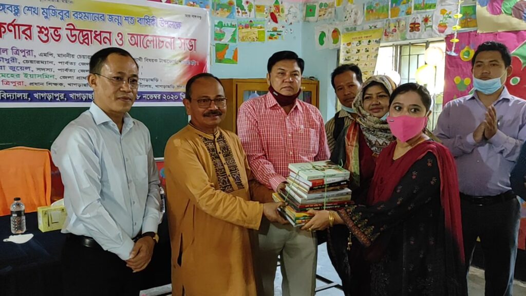 খাগড়াছড়িতে ২০টি প্রাথমিক বিদ্যালয়ে বঙ্গবন্ধু কর্নার উদ্বোধন