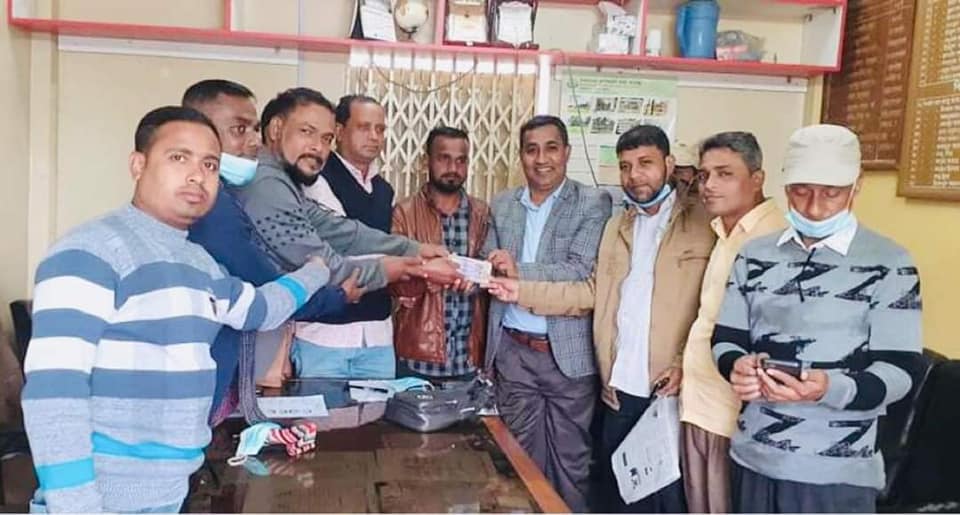 রাস্তায় কুড়িয়ে পেয়ে এক লাখ টাকা ফেরত দিলেন মালিককে!