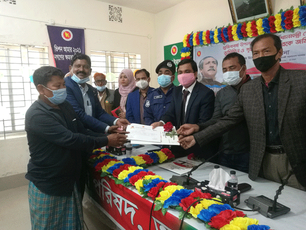 আলীকদমে প্রধানমন্ত্রীর উপহার পেল ৪০ পরিবার