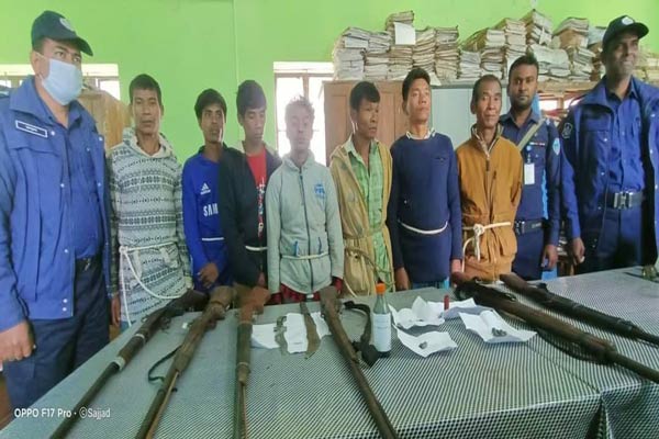 বিলাইছড়িতে অস্ত্রসহ আটক ৭