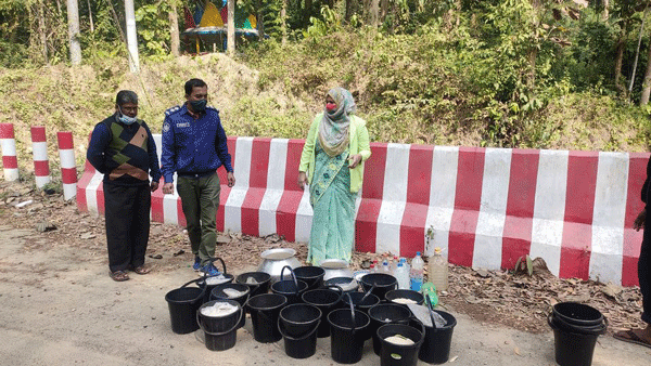 কাপ্তাইয়ে জব্দকৃত মদ ধ্বংস
