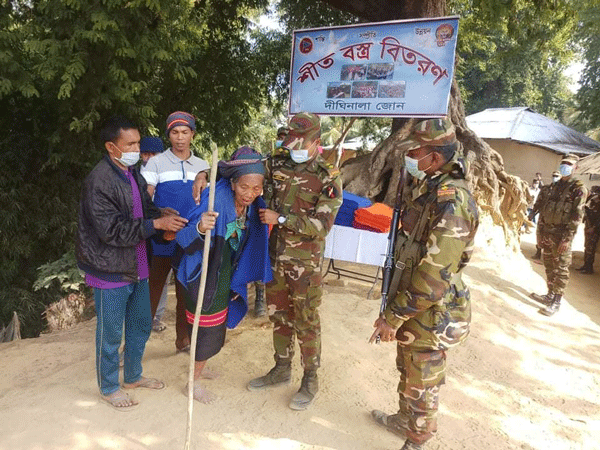 দুর্গম রথী চন্দ্র পাড়ায় সেনাবাহিনীর শীতবস্ত্র বিতরণ