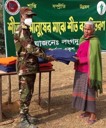 লংগদুতে শীতার্তদের মাঝে সেনাবাহিনীর শীতবস্ত্র বিতরণ