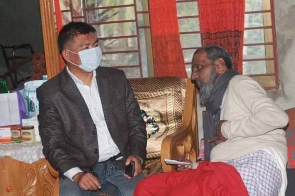 অসুস্থ মুক্তিযোদ্ধার পাশে সুদর্শন চাকমা