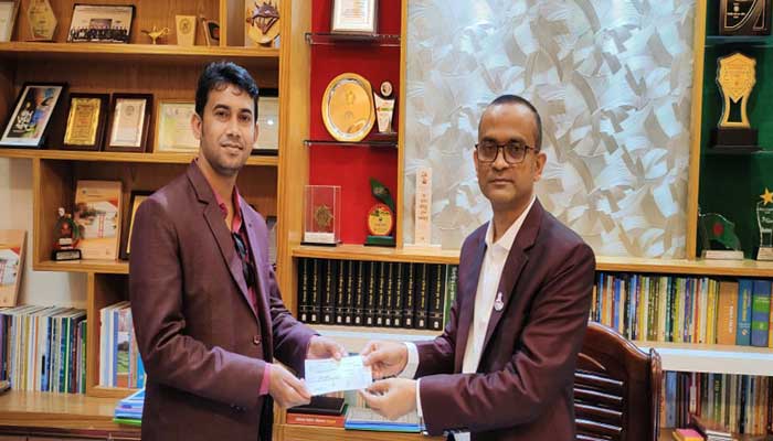 অগ্নিদগ্ধ কাহিনী চাকমাকে চিকিৎসা সহায়তা দিলেন জেলাপ্রশাসক