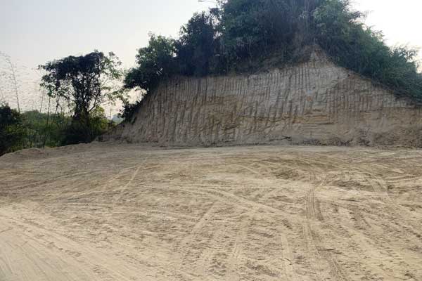 আঠারো কিলোমিটার সড়কজুড়ে ‘পাহাড়কাটার উৎসব’