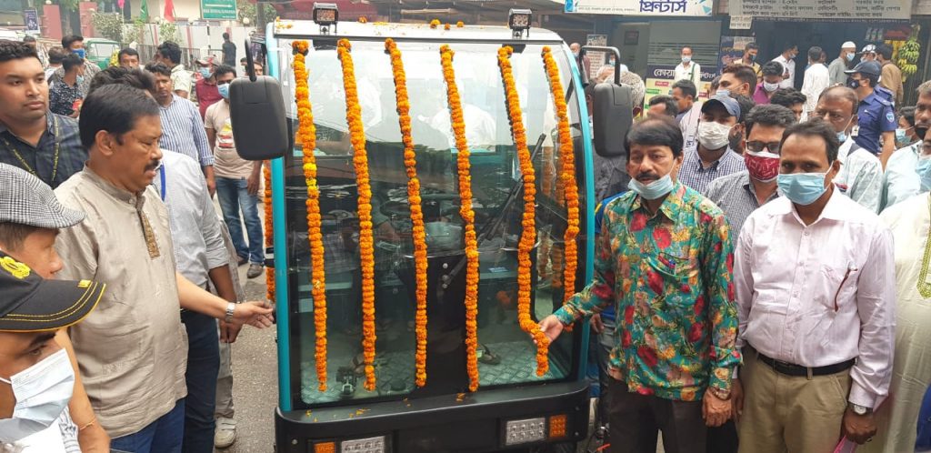 পরিষ্কার পরিচ্ছনতায় পৌরসভাকে রোড সুইপার মেশিন হস্তান্তর