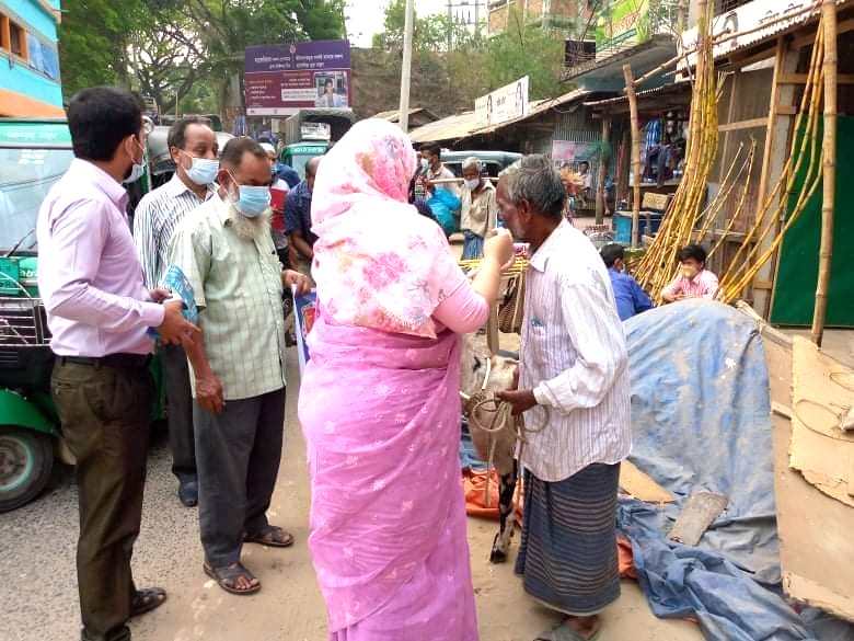 স্বাস্থ্যবিধি অনুসরণে কাপ্তাইয়ে সাপ্তাহিক বাজারে অভিযান