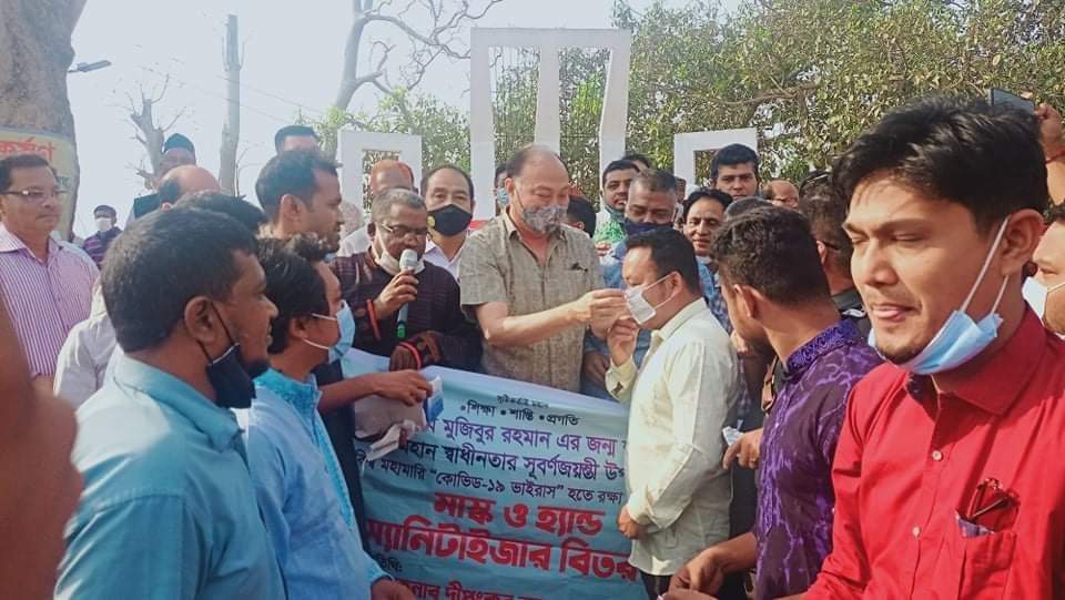পৌর ও সদর উপজেলা ছাত্রলীগের মাস্ক ও স্যানিটাইজার বিতরণ