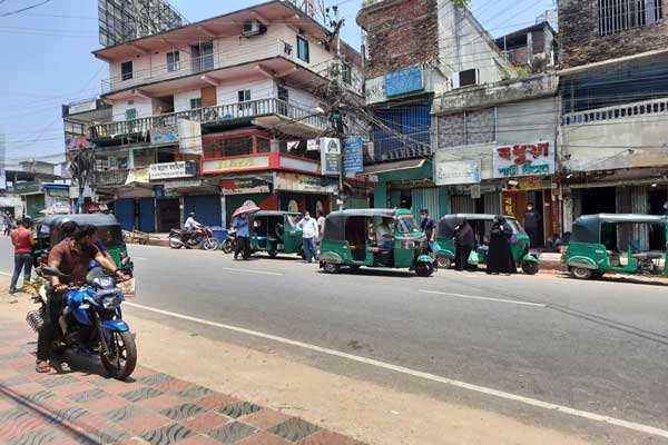 ‘লকডাউন’ না মানার প্রবণতা বেড়েছে শহরে