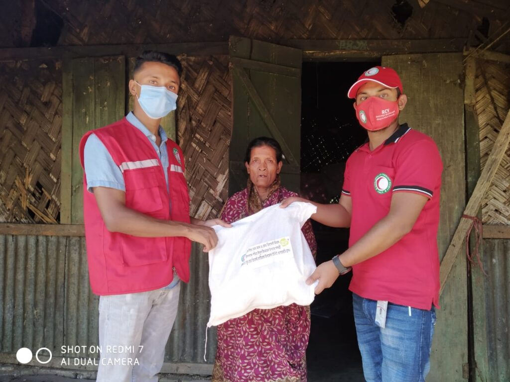 মাটিরাঙ্গায় যুব রেড ক্রিসেন্টের উপহার বিতরণ