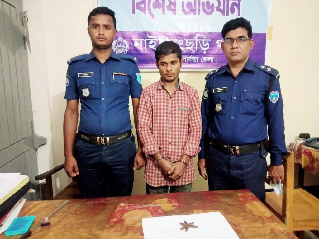 নাইক্ষ্যংছড়িতে ৬ রাউন্ড গুলিসহ যুবক আটক