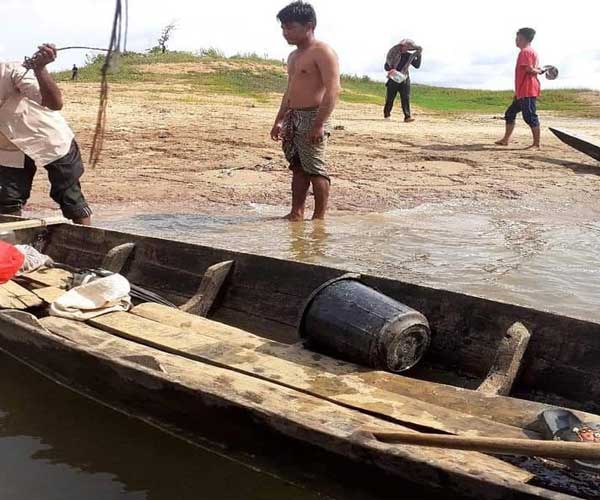 কাপ্তাই হ্রদে অবৈধ মাছ ধরা কালে তিন নৌকা আটক