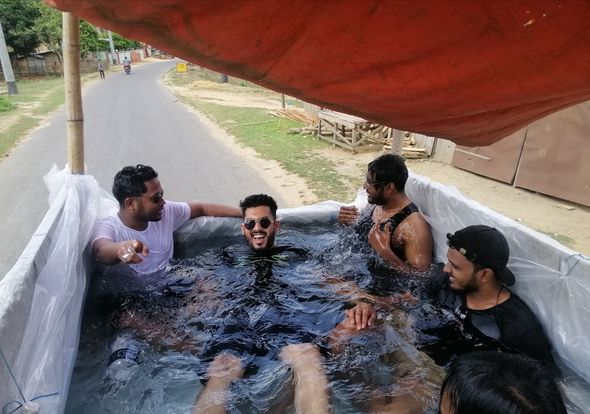 গাড়ি যখন সুইমিংপুল!