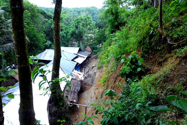 লামায় পাহাড়ধসের শঙ্কা, প্রশাসনের মাইকিং