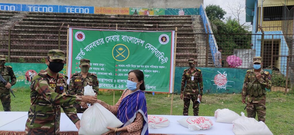 সুবিধা বঞ্চিত মানুষের মাঝে সেনাবাহিনীর সহায়তা