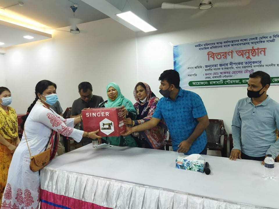 পৌরসভার সেলাই মেশিন ও সরঞ্জাম বিতরণ