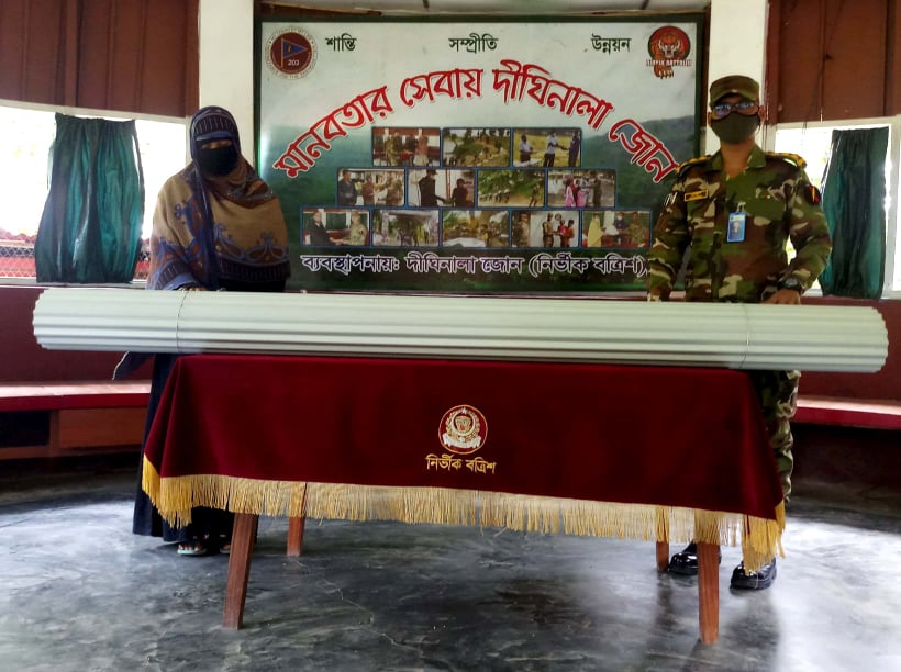 দরিদ্র পরিবারের পাশে দীঘিনালা সেনাজোন