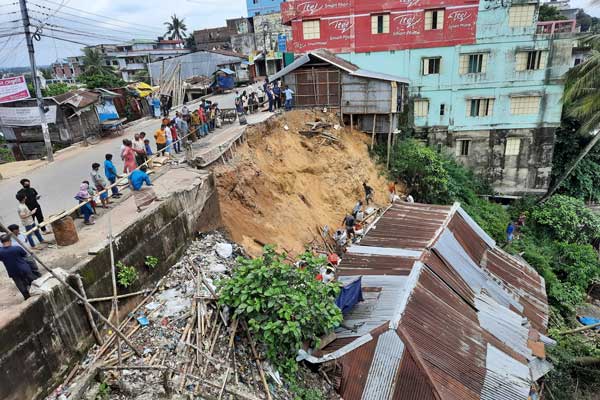 ধসে পড়েছে কাপ্তাই হ্রদের পাড়ের পাঁচ দোকান