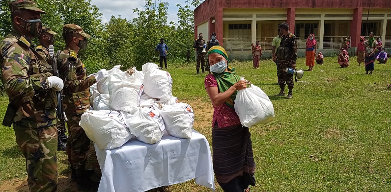 দীঘিনালায় সেনাবাহিনীর ত্রাণ বিতরণ