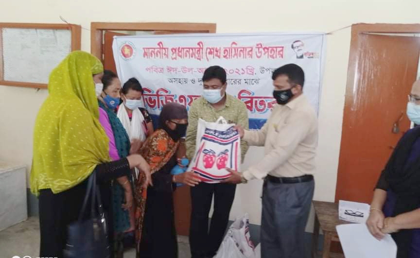 রাইখালীতে তিন শতাধিক পরিবারের মাঝে চাল বিতরণ
