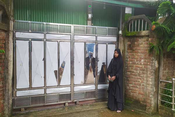 স্বীকৃতির দাবীতে স্বামীর বাসার সামনে অবস্থান নিয়েছে এক স্ত্রী