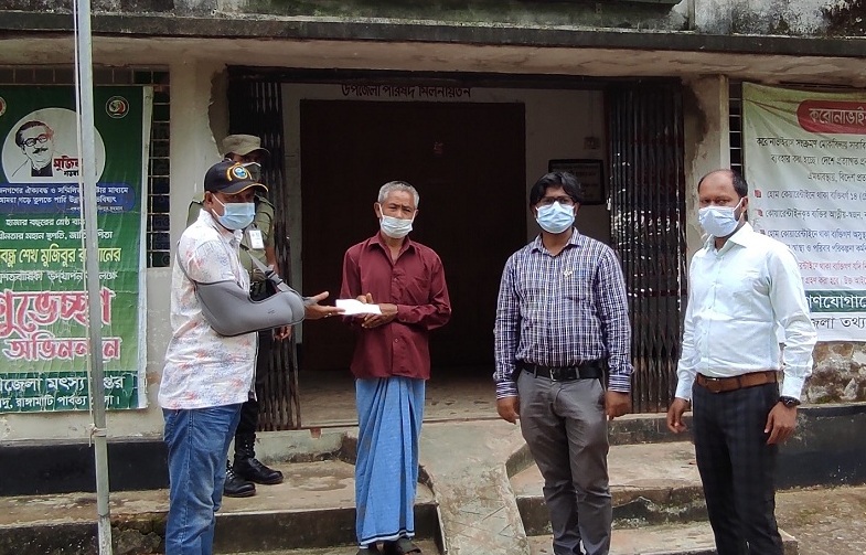 ঝড়ে ক্ষতিগ্রস্ত নলিন বিহারী চাকমার পাশে ইউএনও