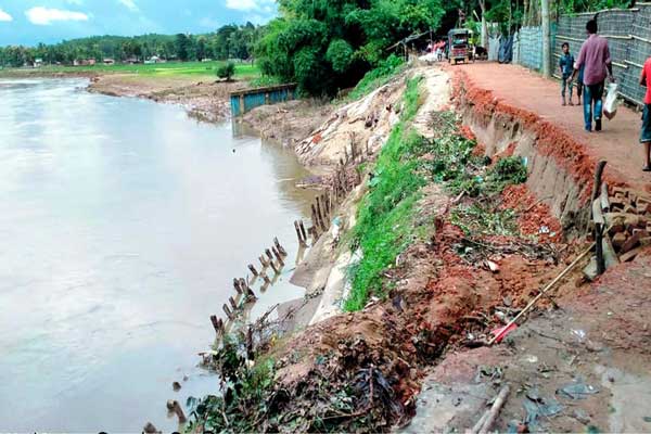 ক্ষতিগ্রস্ত সড়কগুলো যেনো মৃত্যুফাঁদ !