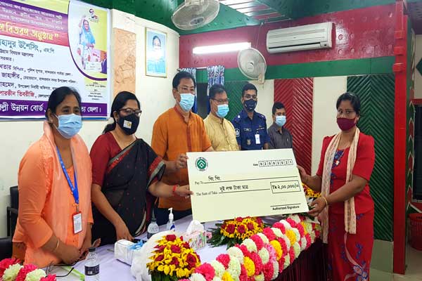 আর্থিক প্রণোদনা ঋণ বিতরণ করলেন পার্বত্য মন্ত্রী