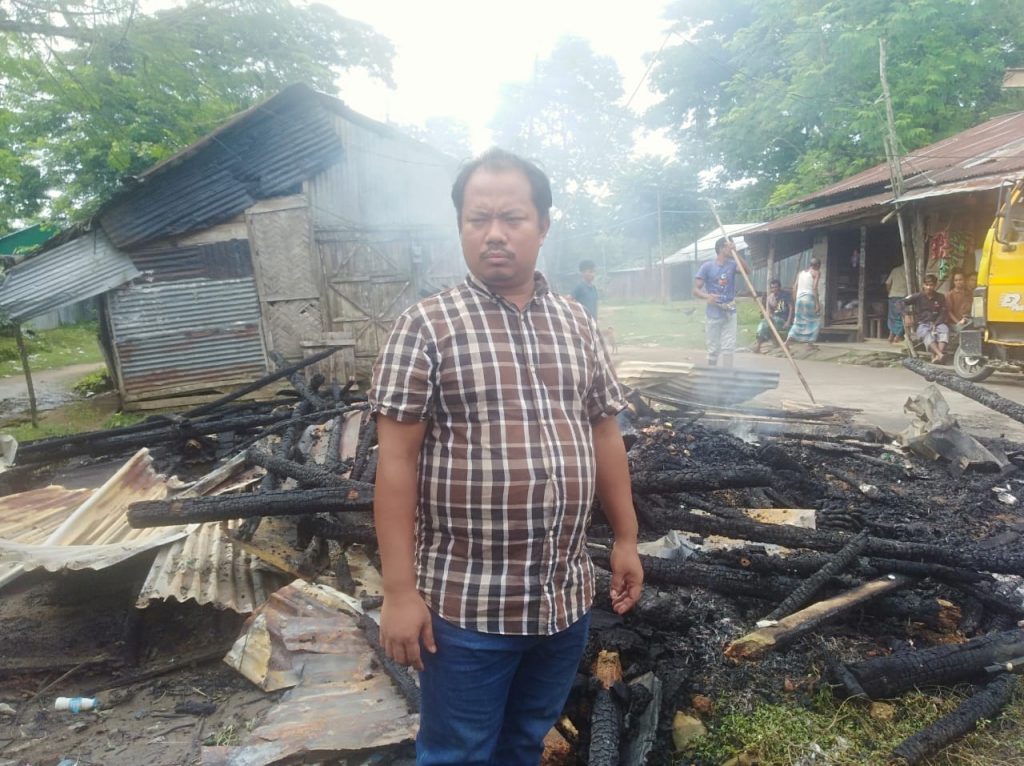 বাঘাইছড়িতে আগুনে পুড়লো রাসেল চাকমার মুদির দোকান