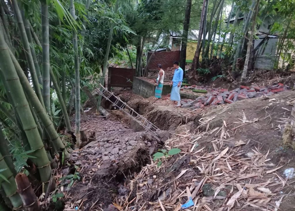 ভাঙ্গণের মুখে শীলেরতুয়া মার্মা পাড়ার বৌদ্ধ বিহার