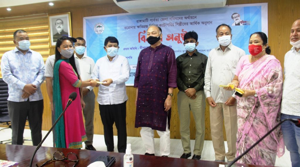 রাঙামাটিতে ক্ষতিগ্রস্ত শিল্পীদের জেলা পরিষদের অনুদান