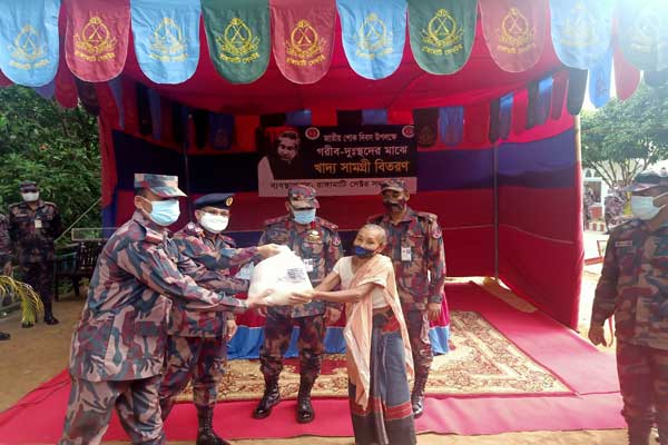 ‘অসমাপ্ত মহাকাব্য’ প্রদর্শনী ও দুস্থদের খাদ্য বিতরণ বিজিবি’র