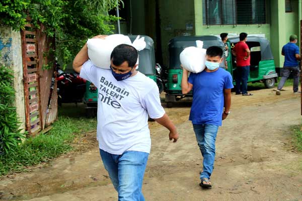অটোরিক্সা চালকদের পাশে দাঁড়ালেন জেলা প্রশাসক