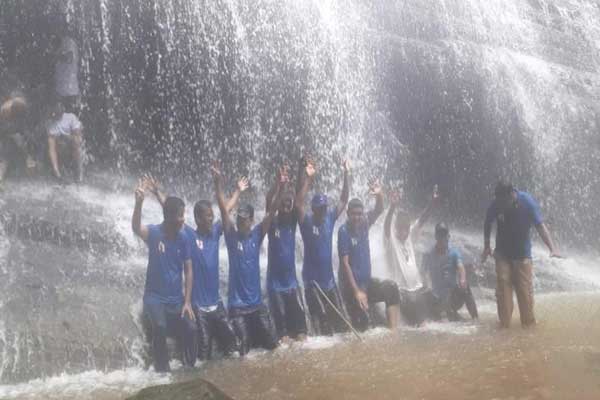 দূর পাহাড়ে দ্যুতি ছড়াচ্ছে ধুপপানি ঝর্না