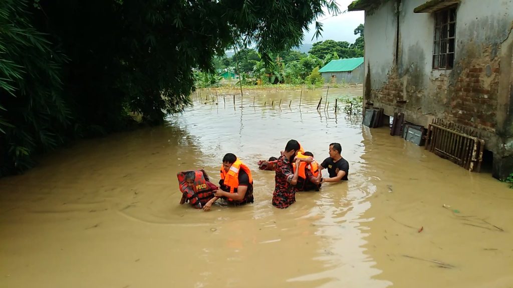 ৯৯৯-এ কল করে বন্যায় আটকে যাওয়া ৩জন উদ্ধার