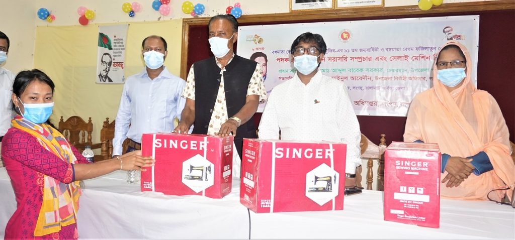 লংগদুতে বঙ্গমাতার জন্মদিনে সেলাই মেশিন বিতরণ
