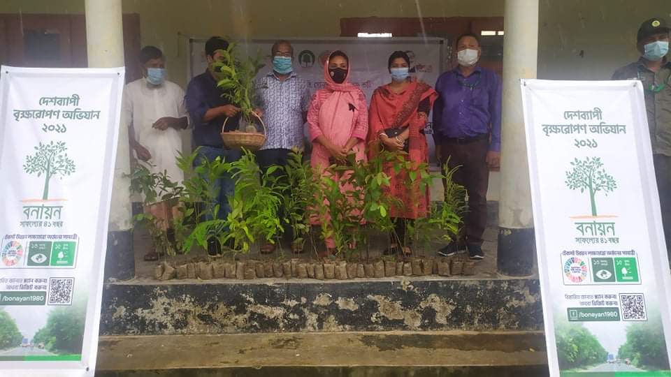 বঙ্গবন্ধুর জন্মশতবর্ষে মানিকছড়িতে চারা বিতরণ