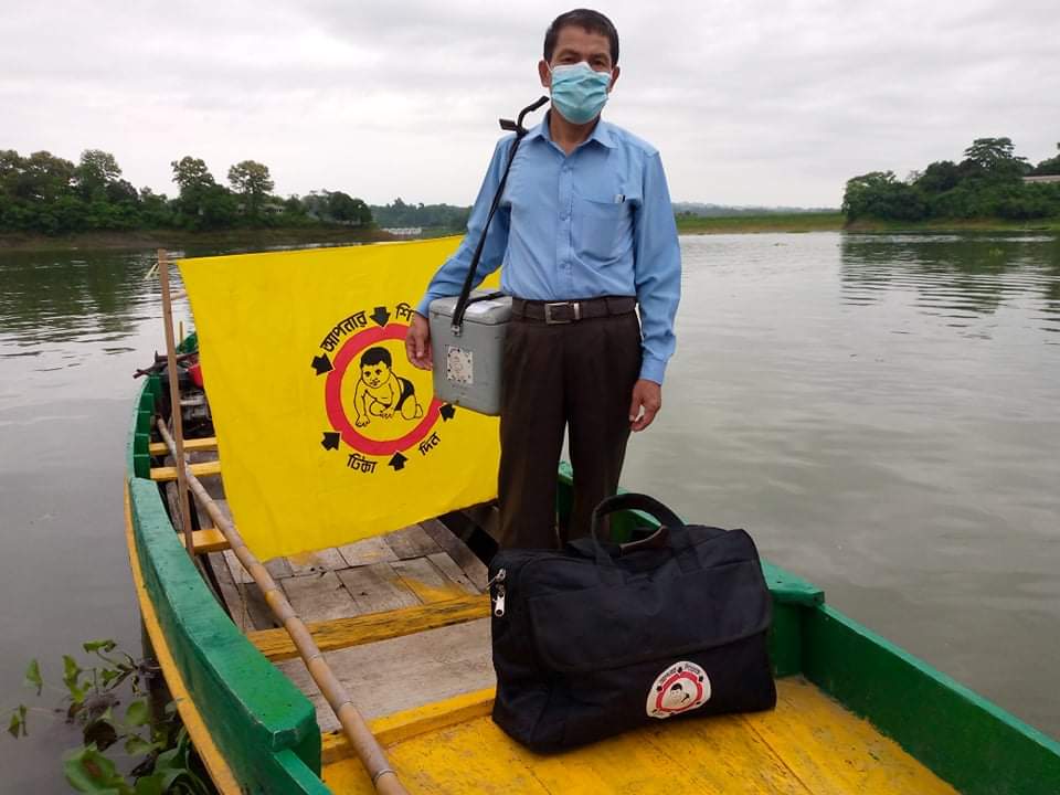 দুর্গম পাহাড়ে ঘুরে ঘুরে ইপিআই টিকা দেন সনজিত তঞ্চঙ্গ্যা