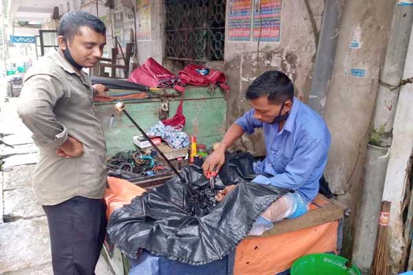 লকডাউনে ছায়াহীন ছাতার কারিগরের সংসার !
