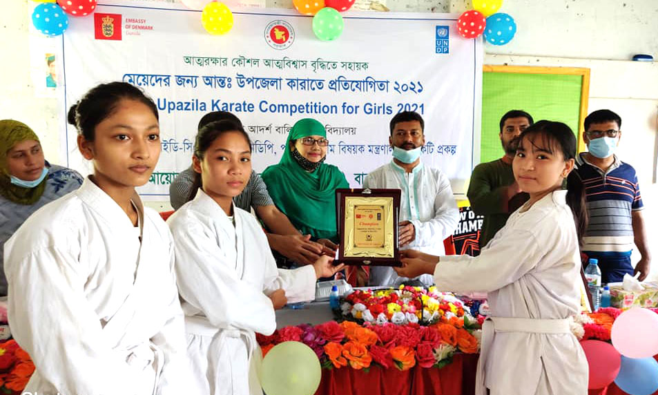 স্কুল ছাত্রীদের কারাতে প্রতিযোগিতায় লামা প্রথম
