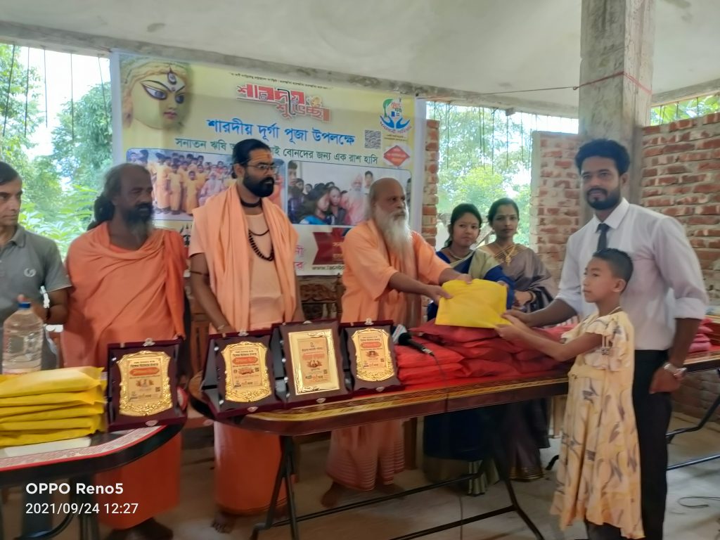 সনাতন ঋষি আশ্রমে শিক্ষার্থীদের পাশে কুঁড়েঘর