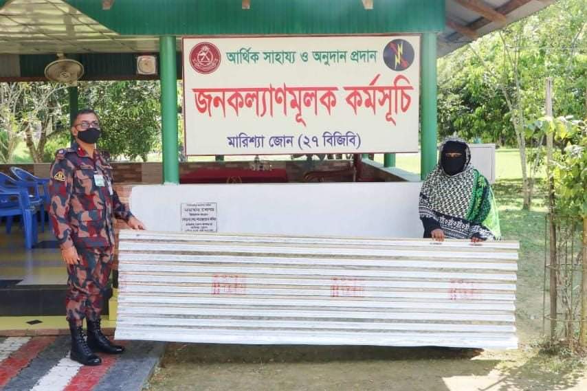 বাঘাইছড়িতে দরিদ্র পরিবারকে টিন দিল বিজিবি