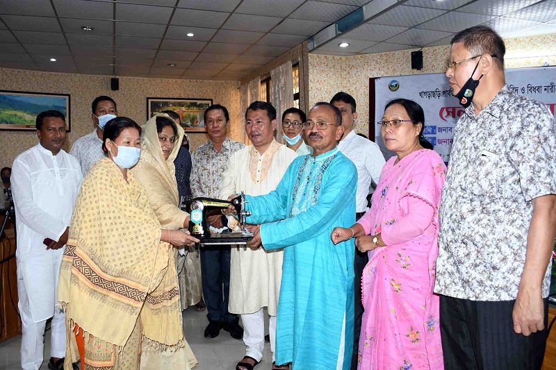 খাগড়াছড়িতে দরিদ্র ও বিধবা নারীদের সেলাই মেশিন বিতরণ