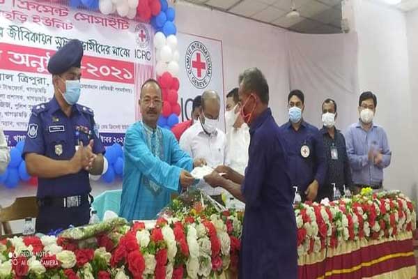 খাগড়াছড়িতে ১৪০ পরিবারের মাঝে রেডক্রিসেন্টের চেক বিতরণ