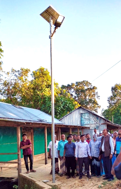 লংগদুর দুর্গম গ্রামে সড়কপথে সৌর বিদ্যুৎ বাতি স্থাপন