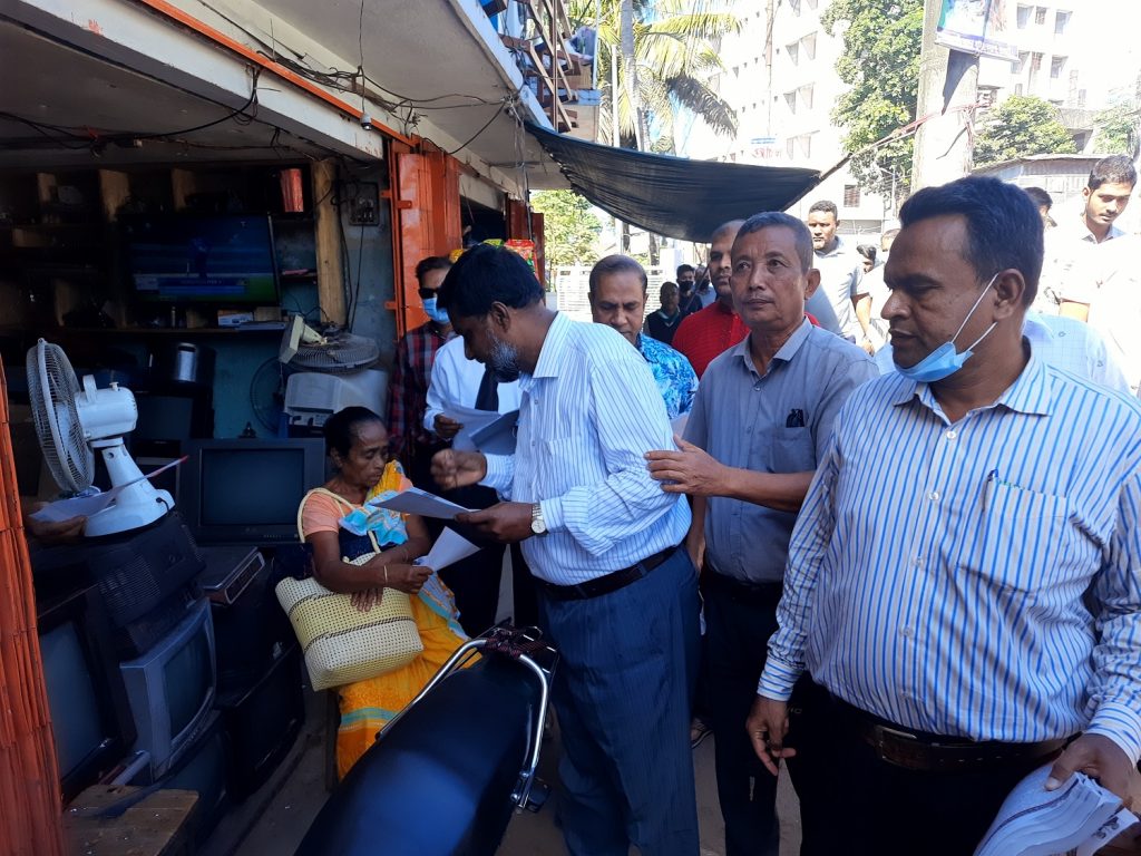 জ্বালানি তেলের দাম বৃদ্ধি বাতিলের দাবিতে বিএনপি’র প্রচারপত্র বিলি