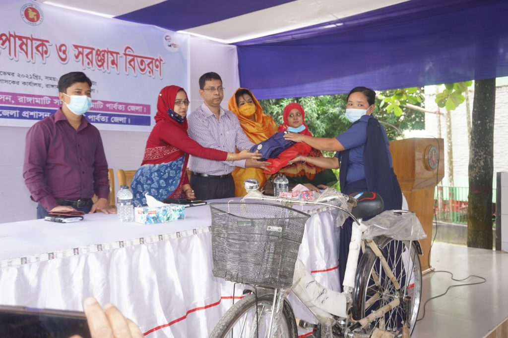 রাঙামাটিতে গ্রামপুলিশদের মাঝে পোশাক ও বাইসাইকেল বিতরণ
