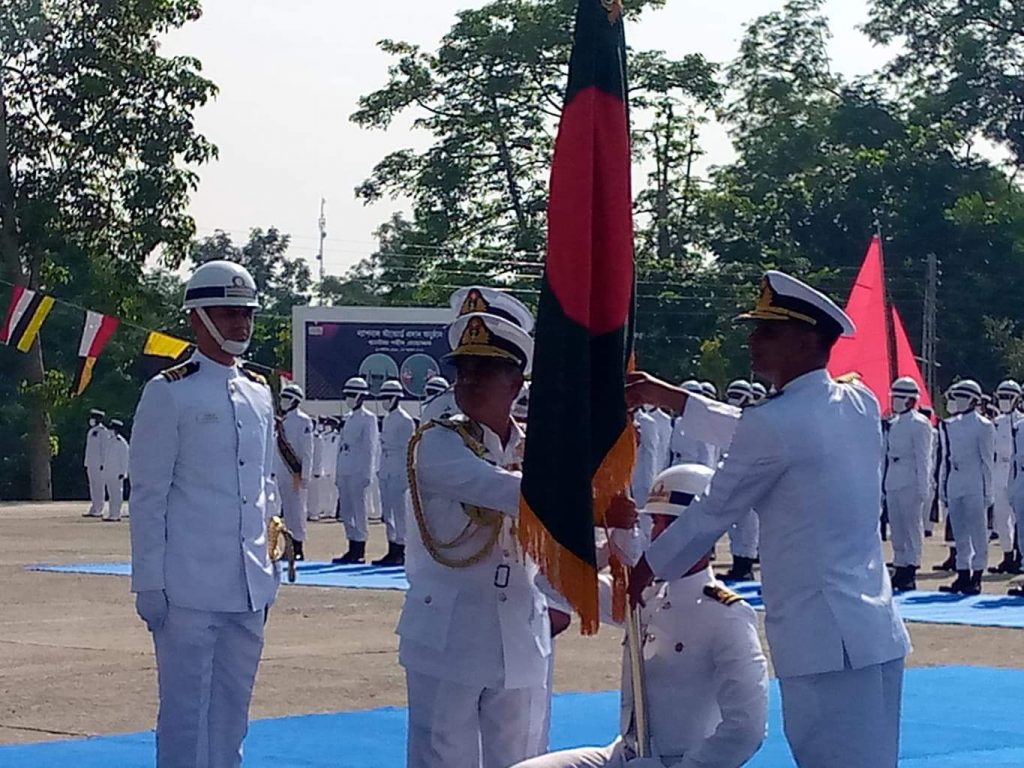 শহীদ মোয়াজ্জমকে ন্যাশনাল স্ট্যান্ডার্ড প্রদান রাষ্ট্রপতির